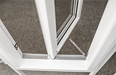 Sidevende vinduer - beslag, greb, paskviler mv i specialdesignede kvalitetsløsninger