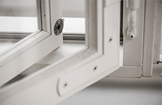 Sidehængte vinduer med koblet ramme - beslag, greb, paskviler mv i specialdesignede kvalitetsløsninger